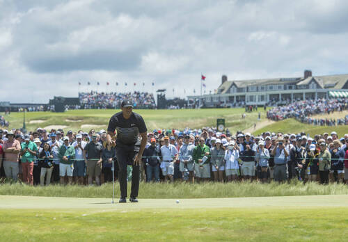ROLEX TESTIMONEE TIGER WOODS LINES UP A PUTT ON HOLE 8 DURING DAY TWO OF THE 118TH U.S. OPEN