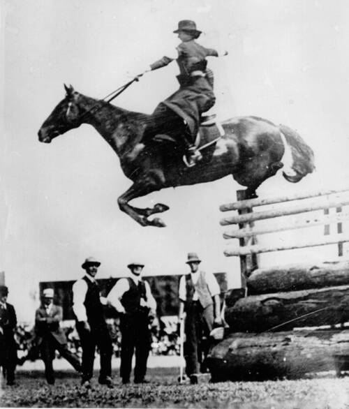 L'Australienne Esther Stace, de Yarrowitch (en), établissant un record de puissance en sautant 1,98 m en amazone lors du Sydney Royal Show (en) de 1915.
