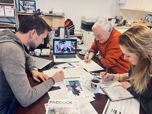 Patrick Favre avec sa fille Aurore et Michel Sorg lors d'une séance de rédaction, peu avant le CHI de Genève 2021.
